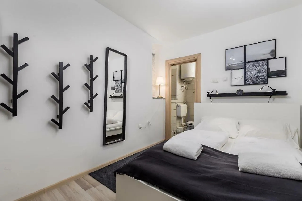 Room Andrea Rijeka 2*,  Croatia